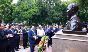 Thủ tướng Phạm Minh Chính dâng hoa tại tượng Bác Hồ ở New Delhi