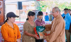 Phật giáo Cà Mau đồng hành cùng địa phương trong bảo đảm an sinh xã hội