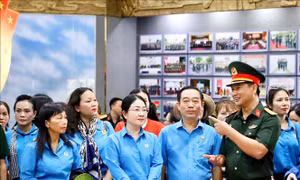 Công nhân lao động với trải nghiệm 'Một ngày cùng chiến sỹ'