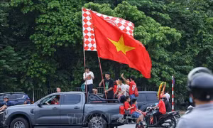 Không khí sôi động bên ngoài sân Mỹ Đình trước trận đấu Việt Nam - Philippines