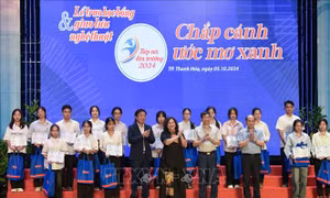 Trao học bổng cho sinh viên nghèo các tỉnh Bắc Trung Bộ