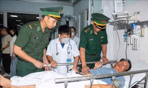 Phối hợp tiếp nhận, đưa ngư dân tàu gặp nạn vào cơ sở y tế điều trị