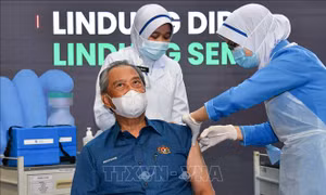 Malaysia hạ độ tuổi đủ điều kiện tiêm mũi thứ 4 vaccine ngừa COVID-19