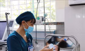 Cứu sống trẻ sơ sinh bị uốn ván nặng do được sinh và cắt dây rốn tại nhà