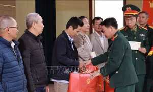 Thăm hỏi, tặng quà các gia đình cán bộ, chiến sĩ và người dân dịp Tết