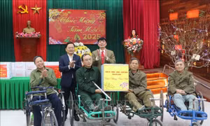 Sẻ chia, động viên gia đình chính sách, người có hoàn cảnh khó khăn