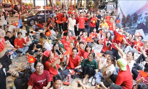 Hàng ngàn người dân Thành phố Hồ Chí Minh xuống đường chờ xem lễ diễu binh, diễu hành dịp 30/4