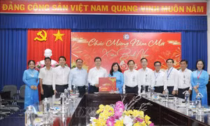 Lãnh đạo Cần Thơ 'xông đất' các doanh nghiệp ngày đầu năm mới