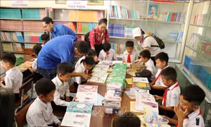 Tủ sách Đinh Hữu Dư đến với học sinh vùng khó khăn của Đắk Lắk