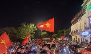 Người dân Thủ đô đổ ra đường ăn mừng Việt Nam vô địch U23 Đông Nam Á