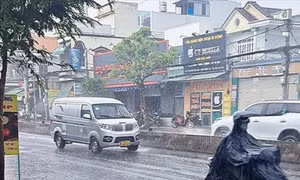 Thành phố Hồ Chí Minh mưa trắng trời, nhiều tuyến đường ngập nước 