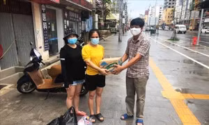 Cứu trợ cộng đồng gốc Việt trong vùng phong tỏa tại Campuchia