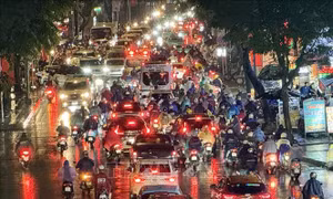 Mưa lớn khiến nhiều tuyến đường trung tâm và cửa ngõ TP Hồ Chí Minh ùn ứ cục bộ