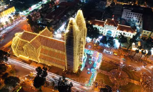 Thắp sáng Nhà thờ Đức Bà Sài Gòn bằng 500.000m dây đèn led đón Giáng sinh