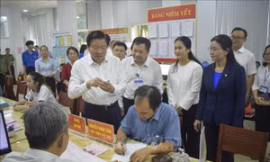 Đồng chí Phan Đình Trạc kiểm tra vận hành Trung tâm phục vụ hành chính công phường Long Khánh, Đồng Nai
