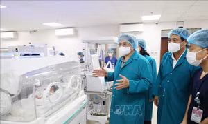 Thủ tướng thăm và làm việc tại Bệnh viện Sản nhi tỉnh Phú Thọ