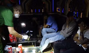 Đột kích, bắt quả tang hàng chục đối tượng 'bay lắc' trong quán karaoke