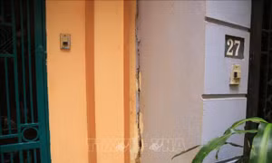 Hà Nội: Kiểm tra khu vực bị sụt lún nhà dân tại Giang Văn Minh