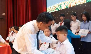 Sát cánh cùng học sinh khó khăn tại Bình Dương