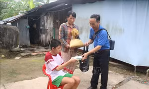 Thầy tổng phụ trách đội luôn đồng hành cùng trẻ em khó khăn