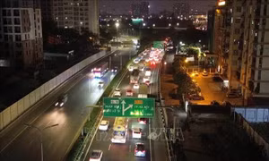 Người dân trở lại Hà Nội sớm, ùn tắc kéo dài trong đêm trên cao tốc Pháp Vân - Cầu Giẽ