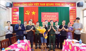 Bàn giao 5 thuyền viên người Trung Quốc bị nạn trên biển về nước