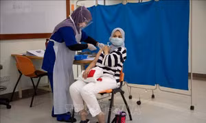 Malaysia rút ngắn thời gian giãn cách tiêm mũi vaccine tăng cường