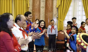 Chủ tịch nước gặp mặt thiếu nhi tiêu biểu các dân tộc 