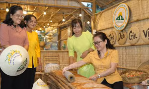 Gìn giữ, phát huy giá trị độc đáo nghề làm bánh tráng phơi sương Trảng Bàng