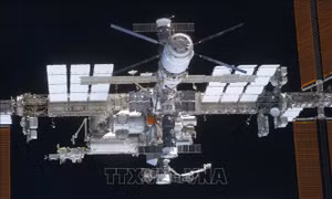 Phi hành gia Nga lắp thiết bị trên ISS mở ra cánh cửa mới cho khoa học không gian