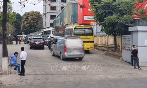 Nhiều xe ô tô từ Hà Nội dồn về các trung tâm đăng kiểm Vĩnh Phúc gây quá tải