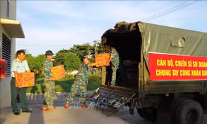 Sư đoàn Không quân 372 thiết thực hỗ trợ người dân vùng mưa lũ