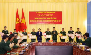 Trao thưởng tập thể, cá nhân có thành tích triệt phá 2 chuyên án về ma túy