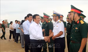 Thăm, tặng quà cán bộ, chiến sĩ và nhân dân đảo Trần