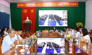 Đối thoại tháo gỡ khó khăn cho nhân viên y tế