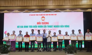Biểu dương các hộ tiêu biểu vươn lên thoát nghèo bền vững