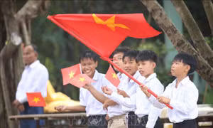 Con em người gốc Việt tại Campuchia hân hoan đón chào năm học mới