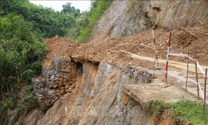 Nghệ An: Quốc lộ 16 xảy ra sạt lở, sụt trượt khiến tuyến đường bị chia cắt, giao thông tê liệt