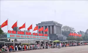 Dòng người xếp hàng vào Lăng viếng Chủ tịch Hồ Chí Minh trong ngày Lễ 30/4