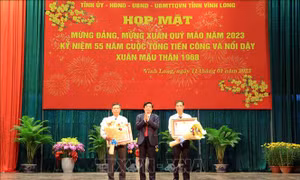 Trao Huy hiệu Đảng cho các đảng viên cao tuổi ở Vĩnh Long