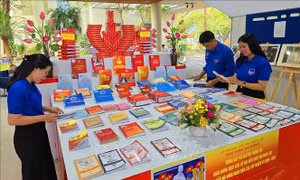 Đà Nẵng trưng bày thông tin, giới thiệu sách chào mừng bầu cử