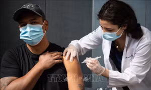 FDA Mỹ phê duyệt vaccine phòng COVID-19 cập nhật chống các biến thể đang lưu hành