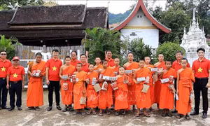 Thanh niên Việt Nam gửi trao tình cảm và tình hữu nghị tới người dân địa phương Lào