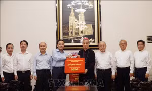 Lãnh đạo Thành phố Hồ Chí Minh thăm, chúc Tết các cơ sở tôn giáo