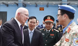 Chủ tịch nước Võ Văn Thưởng và Toàn quyền Australia thăm Cục Gìn giữ hòa bình Việt Nam