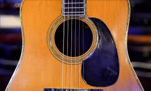 Đàn guitar của Eric Clapton được mua lại với giá 625.000 USD