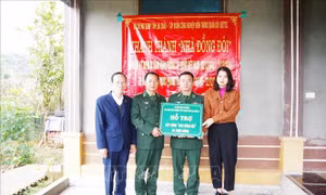 Bàn giao 'Nhà đồng đội' tặng quân nhân khó khăn