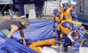 Bắt giữ tàu vận chuyển trái phép trên 10 tấn đường cát