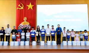 Thăm, tặng quà cho trẻ em có hoàn cảnh khó khăn tại Hưng Yên