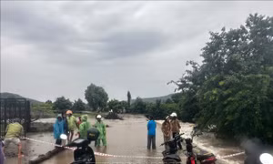 Mưa lớn tiềm ẩn nguy cơ mất an toàn giao thông tại nhiều nơi ở Gia Lai